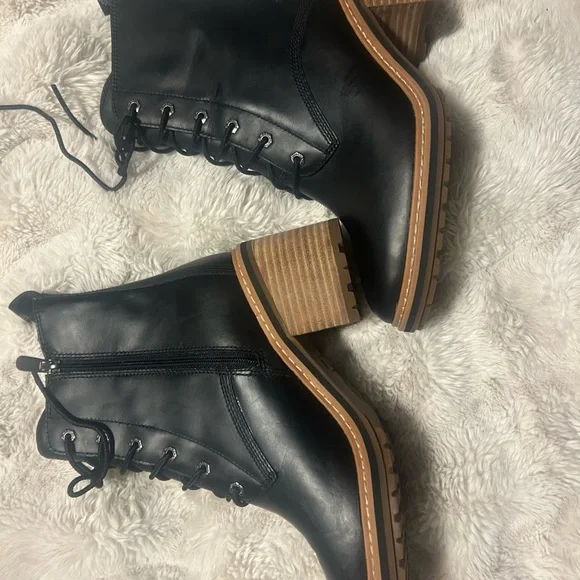 Timberland Black Ankle Boots with Tan Soles never worn - Picture 2 of 4